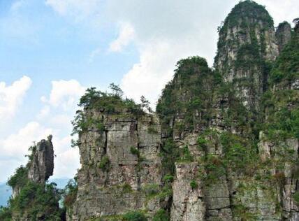 大瑶山风景区位于金秀瑶族自治县境内，距离柳州市154公里。风景区面积达500多平方公里。