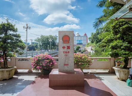 东兴口岸位于防城港市东兴市，这里通过北仑河大桥与越南芒街相连，目前是中越之间主要的贸易通道，也是出境的必经之路。