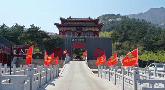 大芦花风景区 位于中国北方镇山——医巫闾山中麓，辽宁省北镇市鲍家乡桃园村境内，占地5.4平方公里，素以山势险峻，石耸峰峭而闻名于世。