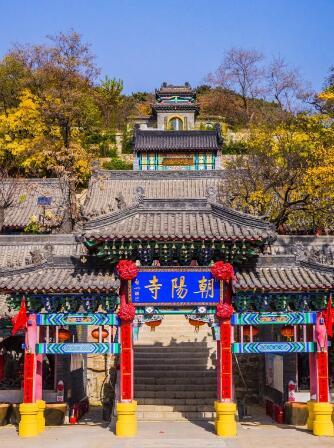 朝阳寺，又称朝阳洞、朝阳观，俗称老洞，坐落于辽阳市弓长岭区汤河镇柳河村北白云山之阳，汤河下游左岸，是弓长岭区境内**的佛教活动场所。