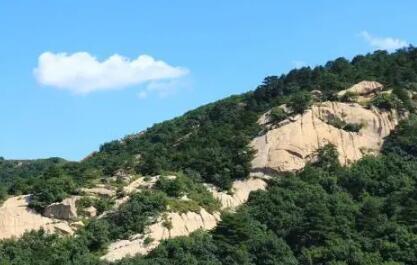 大青山自然风景区，位于辽宁省葫芦岛市建昌县贺杖子乡与新开岭乡交界处。