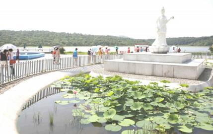 珲春莲花湖公园距离珲春市62公里，一侧依山，三面环林