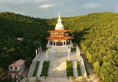 玉佛苑位于圣莲湖南岸有一自然天成的圆形山坳中，占地面积3万平方米，气势恢弘、富丽堂皇。