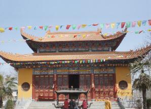 左山寺，鲁西南**古寺院，原名兴华禅院，又名左山禅寺，建于东汉年间，隋、唐、宋时**为兴盛，位于山东省菏泽市定陶区马集镇郭庄村南300米处，为省级文物保护单位。