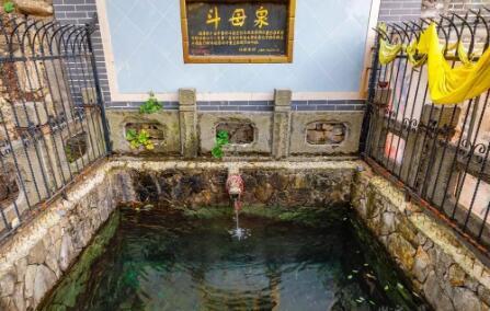 斗母泉（Doumu Spring）位于山东省济南市市中区与历城区交界处青铜山顶部斗母泉村西首，是济南“七十二名泉”之一，曾名窦姑泉。