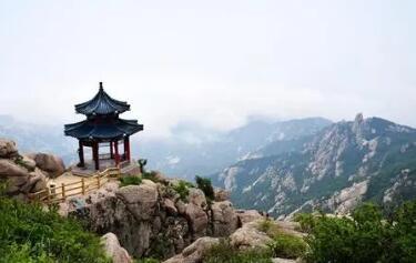 巨峰风景游览区位于崂山中部，以崂山**峰--主峰巨峰而命名。巨峰景区以山海、天象、山林、奇峰、怪石、人文胜景构成了雄伟壮美、离奇多变的绝顶风光。