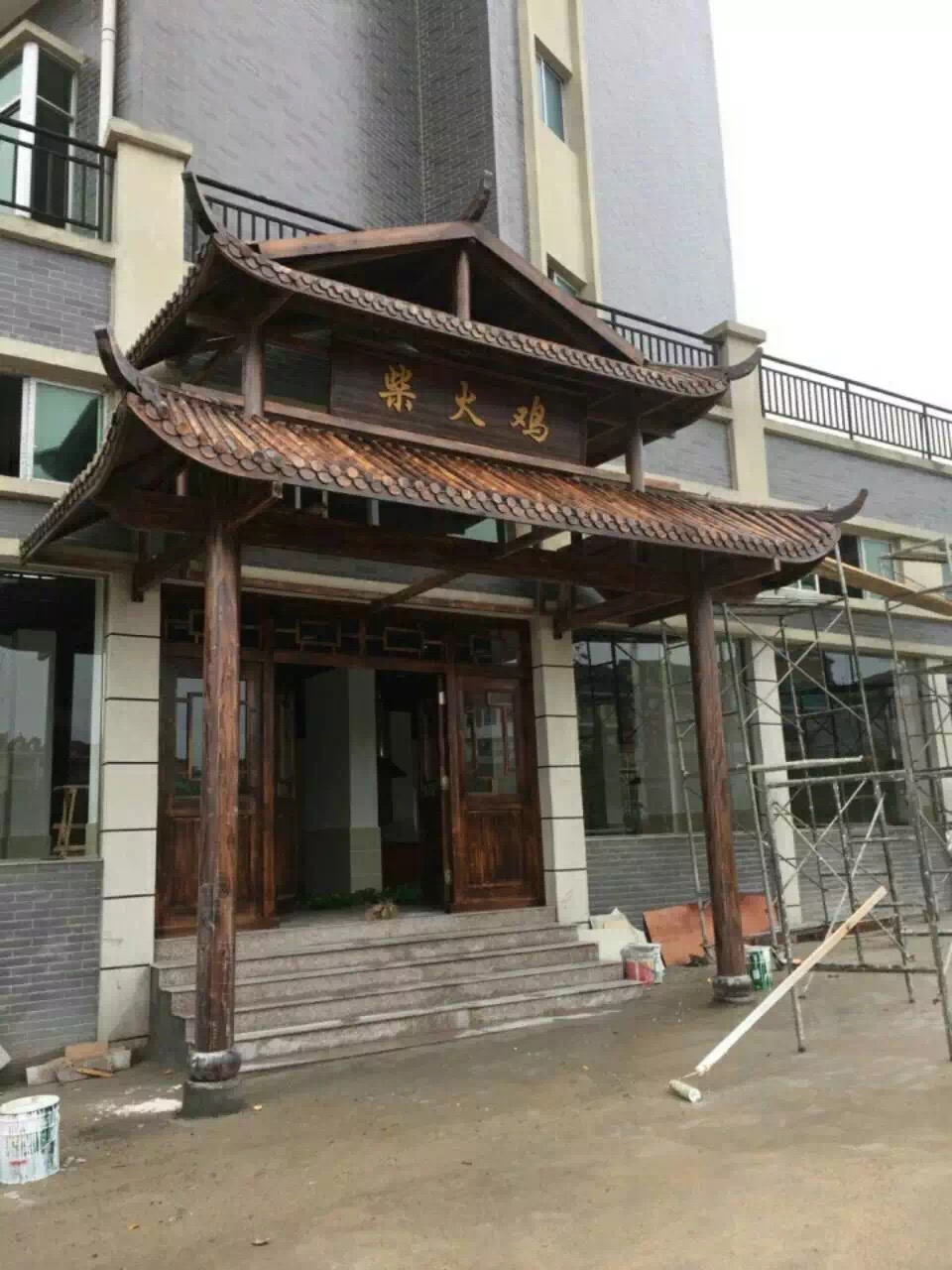 江西抚州厂家直销碳化防腐木仿古风店面门头栅栏景区实木仿古大门围栏定制