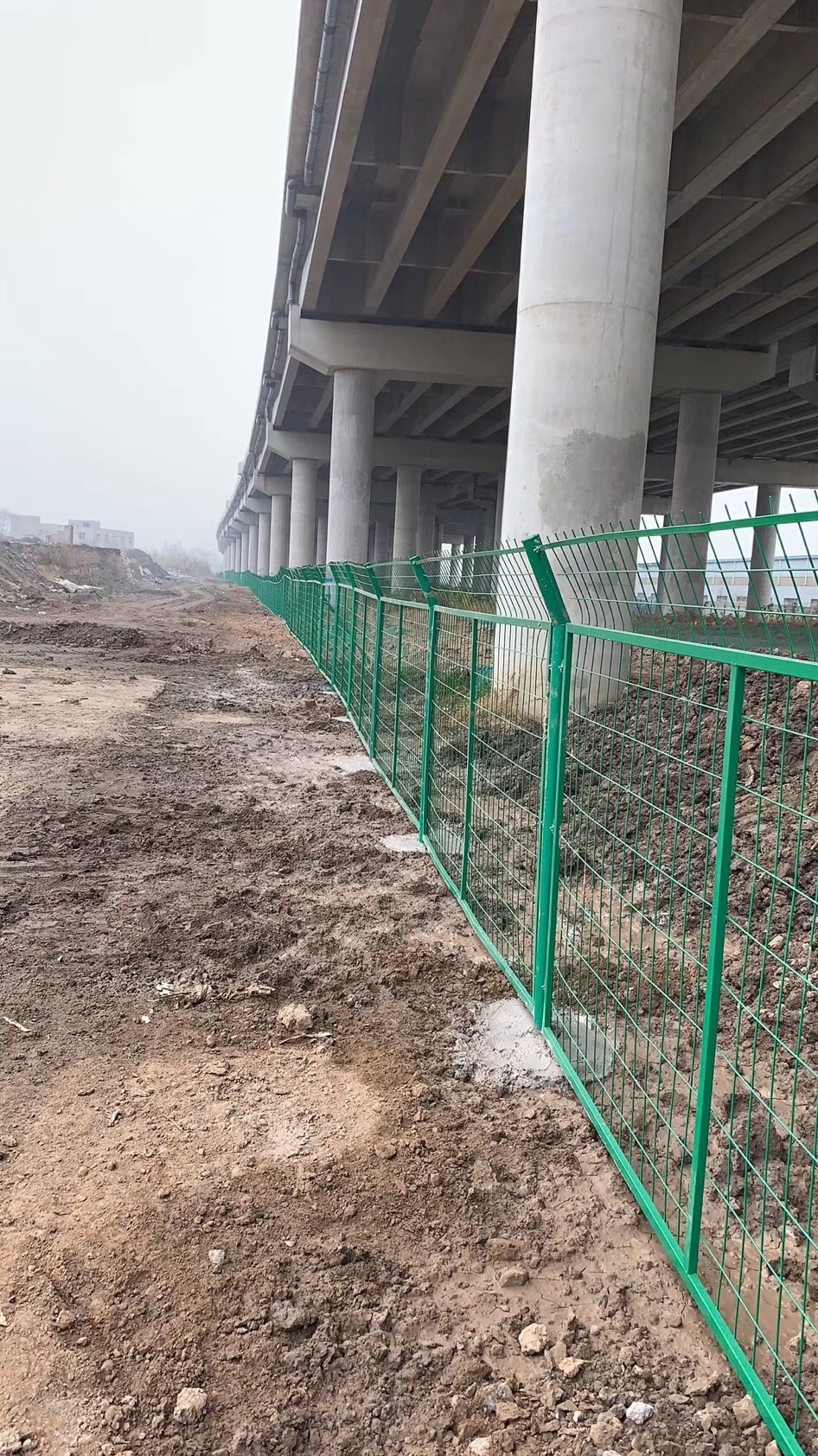 湖北武汉荆州区高速公路隔离铁丝网 定制圈地双边丝护栏网 铁路框架护栏网厂家 包安装可现场指导