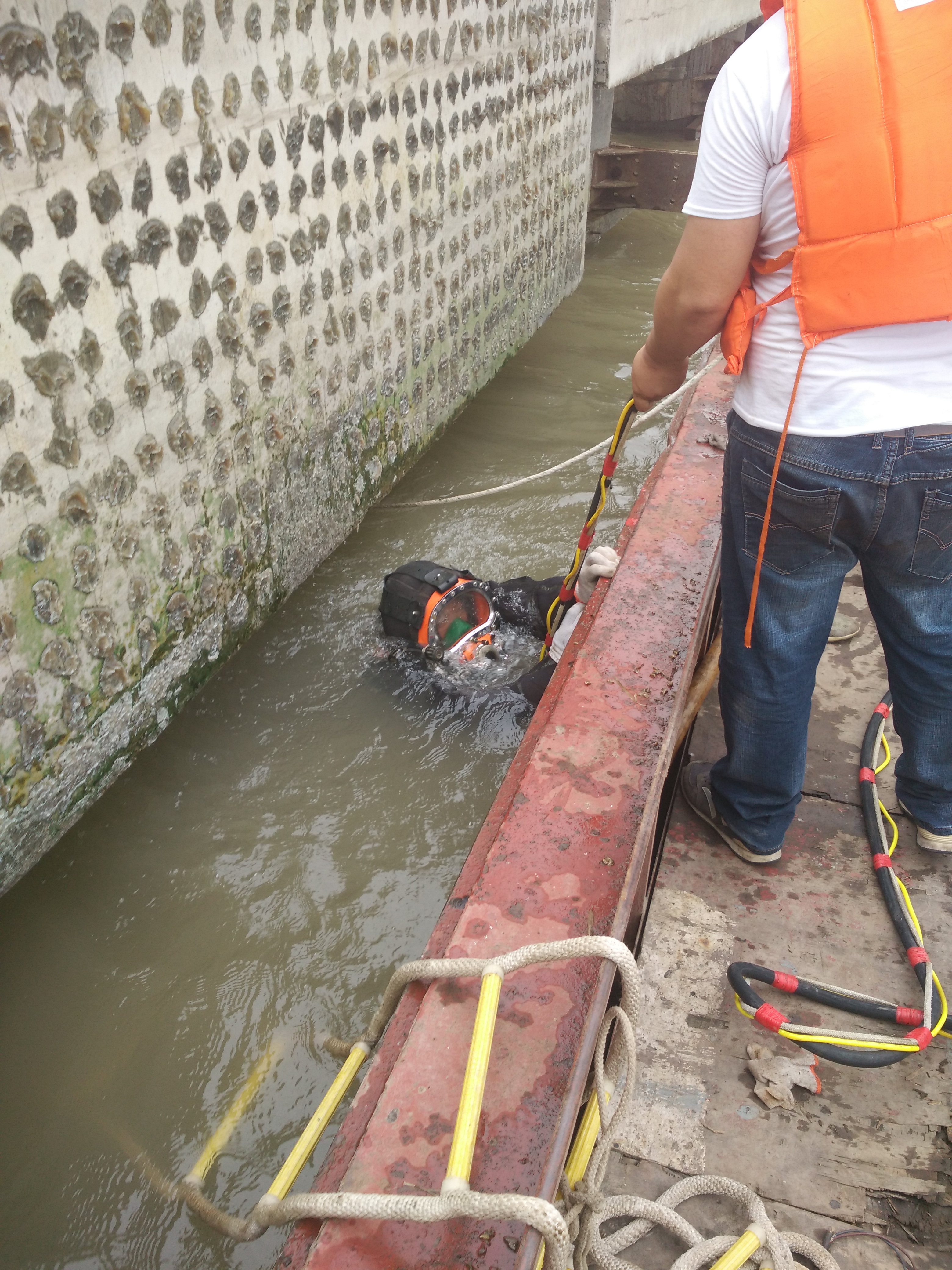 江苏江苏江苏中潜水库闸门水下堵漏 水下管道维修 水下混凝土浇筑